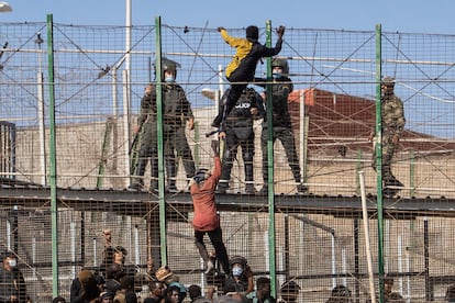 Dos personas intentaban saltar la valla de Melilla en julio de 2022. 