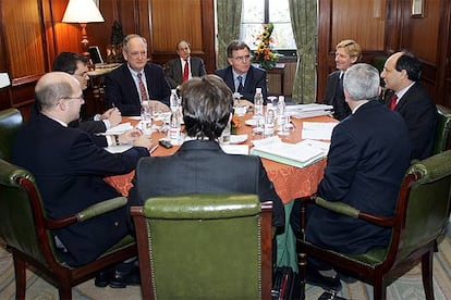 Los miembros del Foro de Gibraltar, durante la reunión mantenida ayer en Málaga.