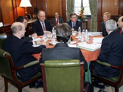 Los miembros del Foro de Gibraltar, durante la reunión mantenida ayer en Málaga.