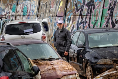 Rogelio Moreno, de 72 años, sale todos los días a buscar su coche que fue arrastrado por la riada en Sedaví.