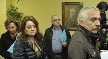 Cuatro de los ediles díscolos, en la sede del PSOE ourensano en enero de 2014.