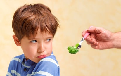 Es totalmente normal que un niño rechace el sabor de las verduras porque son amargas.