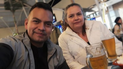 David Mosquera con su madre, Esmeralda, en Bogotá, Colombia