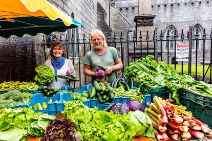 Un puesto de comida orgánica en el mercado de Galway, cerca de la iglesia de Saint Nicholas.