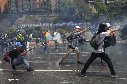 Manifestantes se enfrentan a las fuerzas de seguridad venezolanas que bloquean su marcha hacia el Tribunal Supremo de Caracas, el 10 de mayo de 2017.