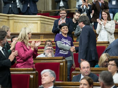 Carles Puigdemont saluda a Anna Gabriel, de la CUP, en el Parlament, en una imagen de archivo.