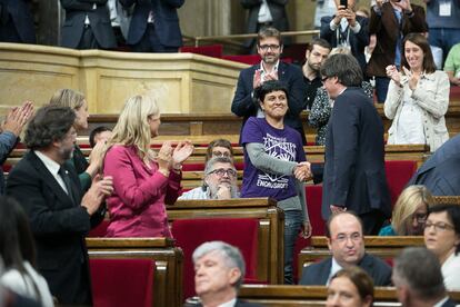 Carles Puigdemont saluda a Anna Gabriel, de la CUP, en el Parlament, en una imagen de archivo.