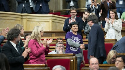 Carles Puigdemont saluda a Anna Gabriel, de la CUP, en el Parlament, en una imagen de archivo.