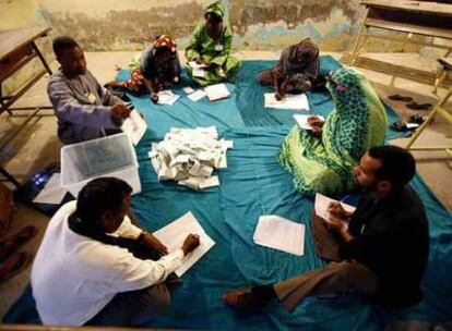 Miembros de una mesa electoral escrutan ayer los votos en la capital de Mauritania, Nuakchot.