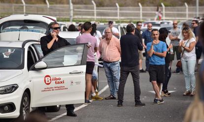 Taxistas en huelga han protagonizado hoy diversos incidentes con compañeros y la Ertzaintza en el aeropuerto de Bilbao durante la huelga de taxis contra el reglamento VTC. 