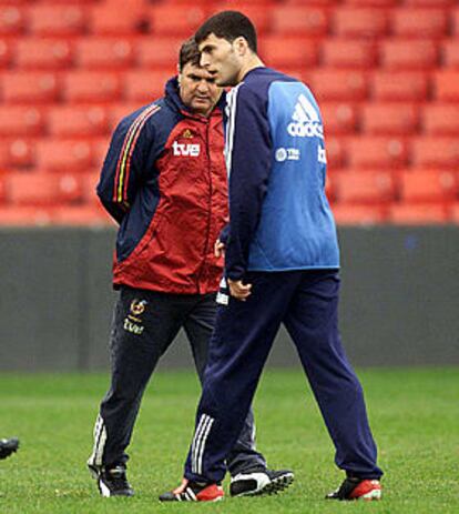 Diego Tristán, junto a Camacho, en el entrenamiento de ayer con la selección.