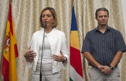 Carme Chacón, acompañada del ministro de Exteriores de Seychelles, Jean Paul Adam, en la capital de las islas, Victoria.