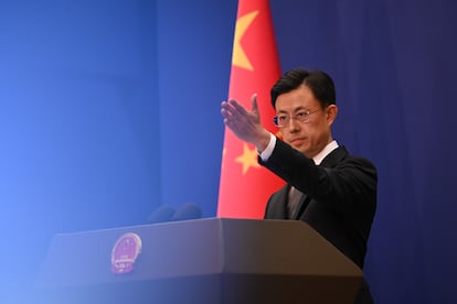 Guo Jiakun, portavoz del Ministerio de Asuntos Exteriores chino, habla con la prensa este lunes en Pekín.