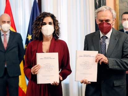 La ministra de Hacienda y Función Pública, María Jesús Montero, junto a Jesús María Huerta, representante de Comité de Personas Expertas para la Reforma del Sistema Tributario, en Madrid en marzo de 2022.