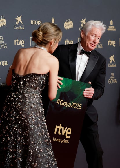 Richard Gere y Alejandra Silva, en la alfombra roja de los Premios Goya, celebrados este 8 de febrero en Granada.