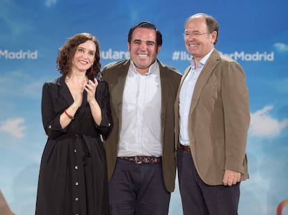 El alcalde Javier Úbeda, en el centro, junto a la presidenta de la Comunidad, Díaz Ayuso, y el presidente del PP, Pío García Escudero, el día que fue elegido candidato. 