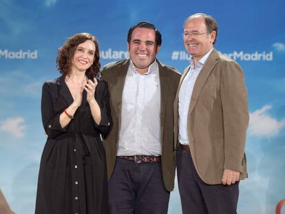 El alcalde Javier Úbeda, en el centro, junto a la presidenta de la Comunidad, Díaz Ayuso, y el presidente del PP, Pío García Escudero, el día que fue elegido candidato. 