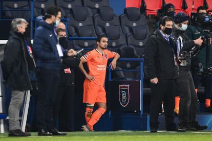 Rafael, jugador del Estambul, tras detenerse el partido por los insultos racistas del cuarto árbitro a Pierre Webó, miembro del equipo técnico del equipo turco.
