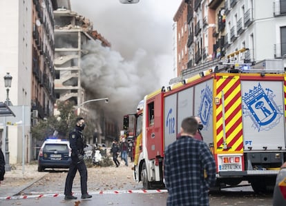 Explosão derrubou vários pisos do prédio, no centro de Madri. Bombeiros buscam vítimas.