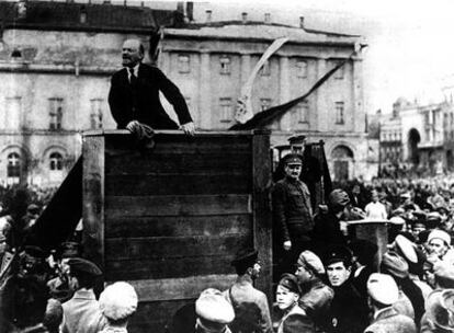 Lenin (sobre el estrado) y Trotski (a la derecha del estrado, mirando de frente), durante la celebración de un mitin el 5 de mayo de 1920.