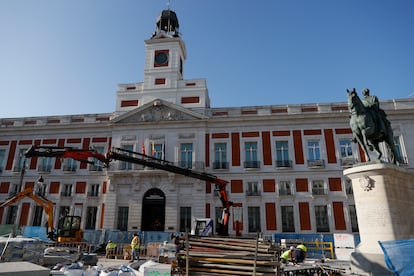 Operarios trabajan en las obras de la Puerta del Sol en Madrid, el pasado viernes.