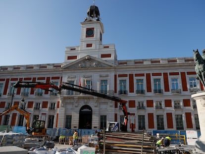 Operarios trabajan en las obras de la Puerta del Sol en Madrid, el pasado viernes.