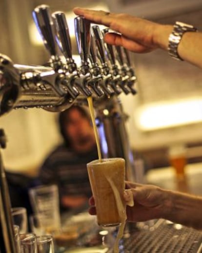 Grifos de cerveza artesanal en la Fábrica Maravillas.