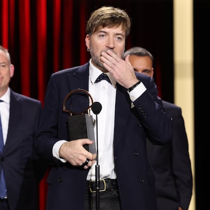 SAN SEBASTIÁN, 28/09/2024.- El cineasta Albert Serra recibe junto a su equipo la Concha de Oro a la mejor película este sábado en el 72 Festival de Cine de San Sebastián. 'Tardes de soledad', el documental sobre la tauromaquia de Albert Serra centrado en el torero peruano Andrés Roca Rey, se ha alzado con la Concha de Oro a la mejor película en el 72 Festival de Cine de San Sebastián. EFE/ Juan Herrero
