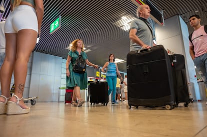 Varios viajeros llegan al aeropuerto Adolfo Suárez Madrid Barajas.