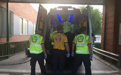 Sanitarios del Samur, a su llegada al hospital 12 de Octubre.