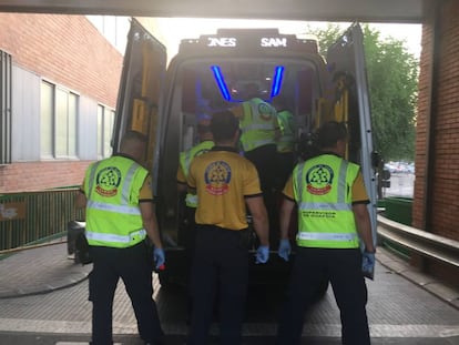 Sanitarios del Samur, a su llegada al hospital 12 de Octubre.