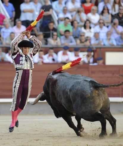 Fernando Sánchez, subalterno de Javier Castaño, en las banderillas a 'Zahonero'.