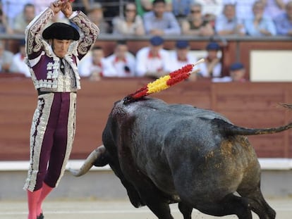 Fernando S&aacute;nchez, subalterno de Javier Casta&ntilde;o, en las banderillas a &#039;Zahonero&#039;.