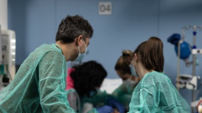 Un enfermero y una enfermera atienden a una paciente de la UCI del Hospital Sant Pau de Barcelona, en enero.