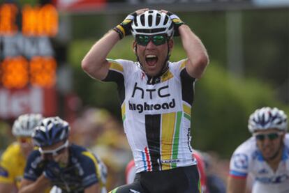 Cavendish celebra su victoria al cruzar la línea de meta de Châteauroux.