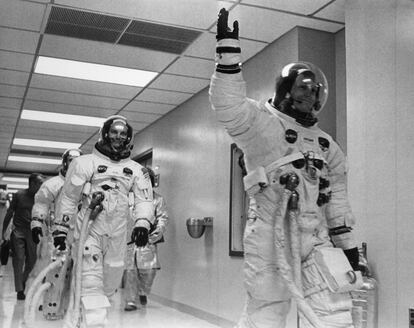 Collins fue uno de los primeros astronautas en escribir varios libros sobre sus experiencias. Y también uno de los pocos cuya vida familiar superó todos los inconvenientes asociados con la exhaustiva dedicación al programa espacial. En la imagen, los cosmonautas Neil Armstrong (despidiéndose), Michael Collins y Edwin Aldrin caminan hacia la plataforma de lanzamiento durante la misión espacial Apolo 11 en el Centro Espacial Kennedy en Florida, Estados Unidos, el 19 de julio de 1969.