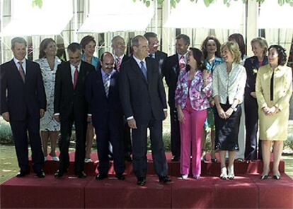 De izquierda a derecha, Francisco Vallejo (Innovación); Rosa Torres (Cultura); José Antonio Griñán (Economía); Cándida Martínez(Educación); Gaspar Zarrías (Presidencia); Isaías Pérez Saldaña (Agricultura); Manuel Chaves; Antonio Fernández (Empleo); Paulino Plata (Turismo); Evangelina Naranjo (Gobernación); María Jesús Montero (Salud); María José López (Justicia); Micaela Navarrio (Igualdad); Fuensanta Coves (Medio Ambiente) y Concepción Gutiérrez (Obras Públicas).