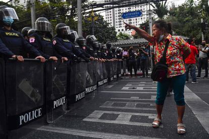 Una manifestante se dirigía a la policía antidisturbios tailandesa durante protestas prodemocráticas en Bangkok, el pasado 1 de febrero.