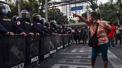 Imigrantes birmaneses protestam em Bangcoc (na Tailândia) horas após a confirmação da prisão da Nobel da Paz Aung San Suu Kyi, em Mianmar. Internet funciona no país, mas comunicações telefônicas com Mianmar estão interrompidas nesta segunda-feira.