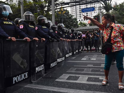 Imigrantes birmaneses protestam em Bangcoc (na Tailândia) horas após a confirmação da prisão da Nobel da Paz Aung San Suu Kyi, em Mianmar. Internet funciona no país, mas comunicações telefônicas com Mianmar estão interrompidas nesta segunda-feira.