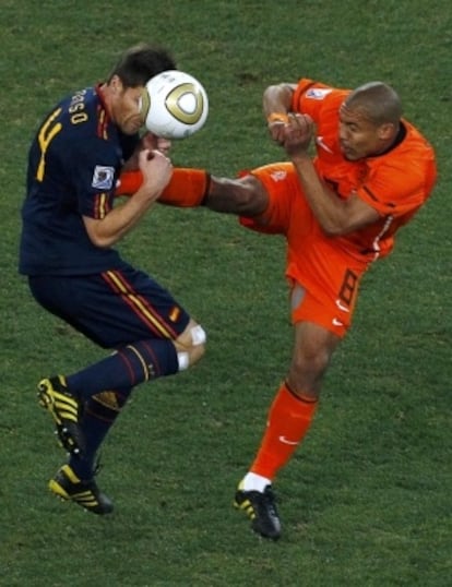 Xabi Alonso recibe una patada en el pecho de De Jong durante la final del Mundial de Sudáfrica.