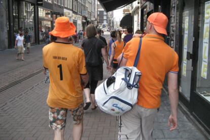 Un grupo de seguidores de la <i>oranje</i>, en su camino hacia la explanda de los Museos, donde se llegan a reunir 80.000 hinchas holandeses.