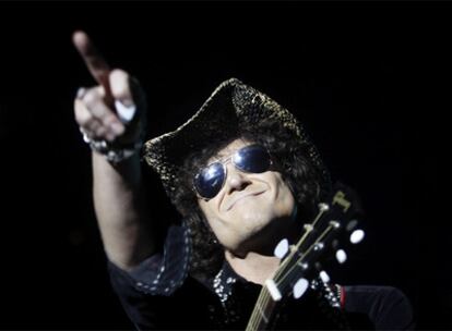 Bunbury, durante un momento de su concierto de ayer en el Palacio de los Deportes.