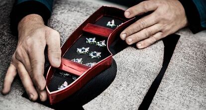 Proceso de fabricación de unas deportivas de Dior.