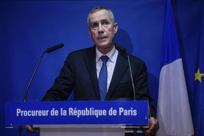 El fiscal de París, François Molins durante una rueda de prensa celebrada en París, donde anunció que el presunto cerebro de los atentados del viernes, el belga Abdelhamid Abaaoud, no forma parte de los arrestados de en el apartamento de Saint Denis, aunque no pudo confirmar si es uno de los al menos dos terroristas fallecidos en la operación.