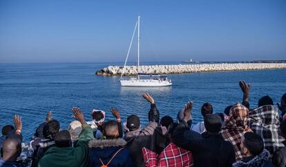 Iinmigrantes a bordo del buque de la ONG SOS Mediterranèe, este lunes.