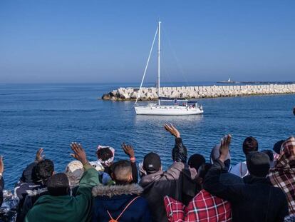 Iinmigrantes a bordo del buque de la ONG SOS Mediterranèe, este lunes.