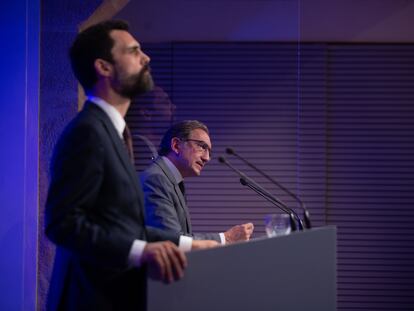 El consejero de Economía, Jaume Giró, al lado del de Empresa, Roger Torrent, en una intervención en el Palau de la Generalitat.