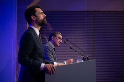 El consejero de Economía, Jaume Giró, al lado del de Empresa, Roger Torrent, en una intervención en el Palau de la Generalitat.