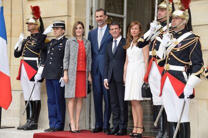 El rey Felipe VI y la reina Letizia posan con el primer ministro francés Manuel Valls y su esposa Anne Gravoin en el palacio Matignon, donde se han reunido durante la visita de Estado de los monarcas españoles a Francia.